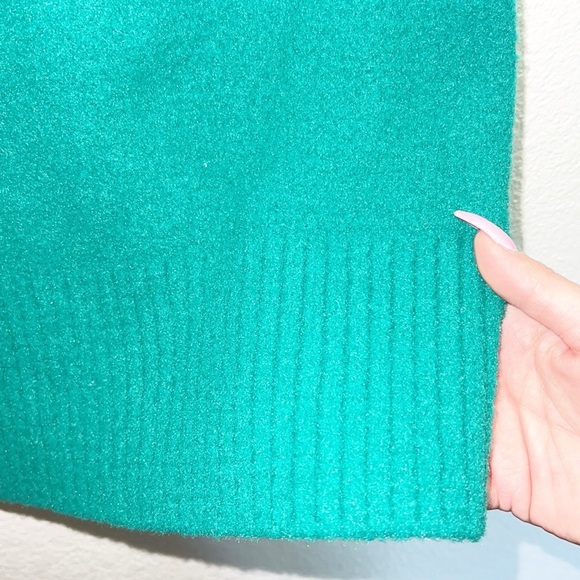 A New Day Green V Neck 100% Nylon Sweater Crop Tank Top - Picture 3 of 8